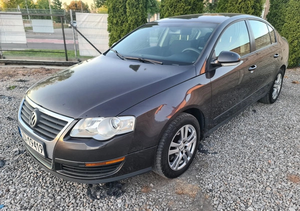 Volkswagen Passat cena 9900 przebieg: 371350, rok produkcji 2005 z Krosno małe 277